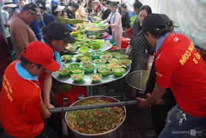 Vietnam’s Massive Charity Feast: 330 Tons of Food for Pilgrims - image 8