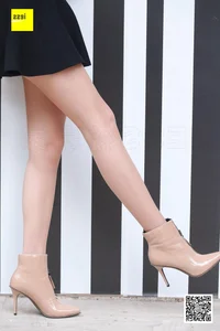 IESS Sixiangjia 162: Qi Qi in Nude Patent Leather Ankle Boots - image 10