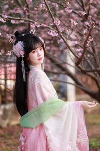 YITUYU Art Language 2024: The Aesthetic Beauty of Spring Cherry Blossoms and Strawberry Sago - image 2