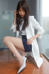 Elegant Office Style: IESS Meizi in a Charming Hip-Hugging Skirt and Classic Hosiery - image 5