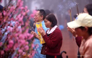 Spiritual Journey: Pilgrims Brave the Rain at Sacred Mountain Peaks to Collect Holy Water for Good Luck and Ancient Blessings - image 7