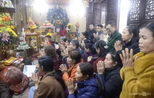 Spiritual Journey: Pilgrims Brave the Rain at Sacred Mountain Peaks to Collect Holy Water for Good Luck and Ancient Blessings - image 6