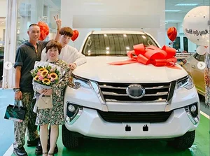 Inside the Luxurious Lifestyle of V-Pop Star Duc Phuc: Success, Style, and Sophistication - image 5