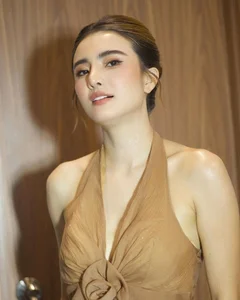 Le Khanh Chi: Cong Vinh’s Sister Radiates Beauty at 35 and Shares Her Hopes for a Peaceful Future - image 7
