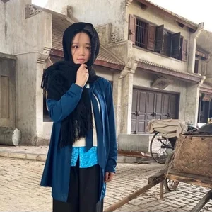 Thùy Linh: The Breakout Star of 'Peach Blossoms, Pho and Piano' Captivating Fans with Her Timeless Beauty and Grace - image 1
