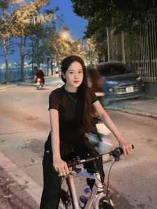 Thùy Linh: The Breakout Star of 'Peach Blossoms, Pho and Piano' Captivating Fans with Her Timeless Beauty and Grace - image 5