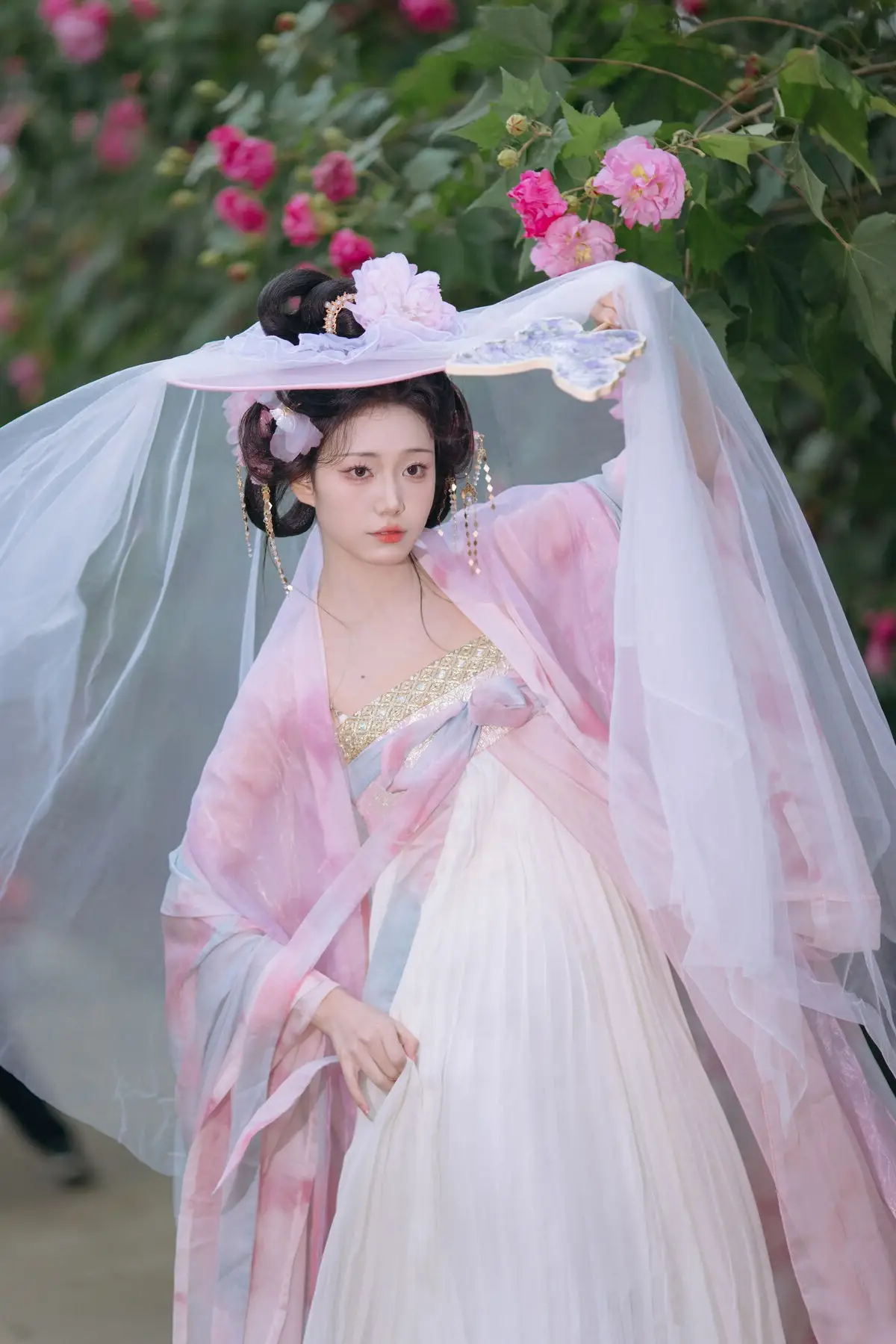 YiTuYu Vol.8616: Qian Yue's Serene Elegance Amidst Blooming Hibiscus