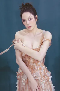 Stunning Fashion Gallery: Lý Nhã Kỳ Captivates with Seductive and Glamorous Red Carpet Style - image 1