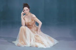 Stunning Fashion Gallery: Lý Nhã Kỳ Captivates with Seductive and Glamorous Red Carpet Style - image 12