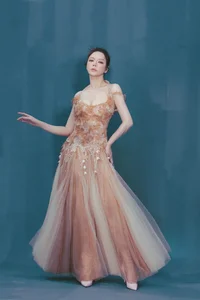 Stunning Fashion Gallery: Lý Nhã Kỳ Captivates with Seductive and Glamorous Red Carpet Style - image 4