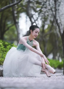 Exploring the Elegance of Xiao Xong in YiTuYu Art Language Vol.6883 - image 1