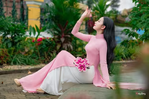 VGU No.158: Discover the Timeless Grace of Vietnamese Beauty in a Stunning Pink Ao Dai - image 8