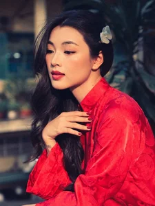 Lan Thy exudes cinematic elegance in a stunning red Ao Dai - image 2
