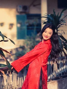 Lan Thy exudes cinematic elegance in a stunning red Ao Dai - image 4