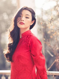 Lan Thy exudes cinematic elegance in a stunning red Ao Dai - image 1