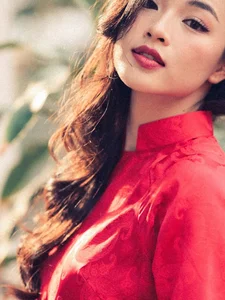 Lan Thy exudes cinematic elegance in a stunning red Ao Dai - image 0