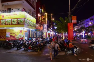 Discovering Phan Xich Long Food Street: A Vibrant Culinary Hub in Ho Chi Minh City - image 8