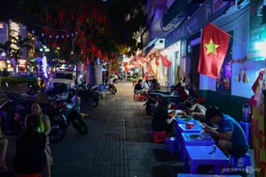 Discovering Phan Xich Long Food Street: A Vibrant Culinary Hub in Ho Chi Minh City - image 6
