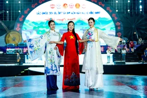Exploring Vietnamese Heritage and Timeless Elegance Through the Traditional Ao Dai Fashion - image 4