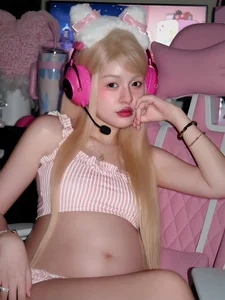 Tran Thanh Tam Embraces the Doll Trend: Exploring the Sweet Visuals and Viral Style of the Fried Egg Girl - image 4