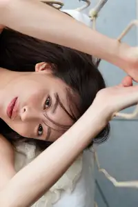 Sena Natsuki's Alluring Gaze: An Intimate Portrait from 'Tamayura Shunkashuto' Collection - image 1