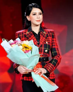 Timeless Elegance: Vietnam's Iconic Flight Attendants and Beauty Queens from 30 Years Ago - image 16