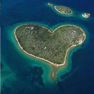Discover the Most Stunning Heart-Shaped Islands Around the World for Your Next Romantic Getaway - image 4