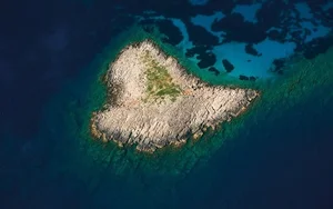 Discover the Most Stunning Heart-Shaped Islands Around the World for Your Next Romantic Getaway - image 7