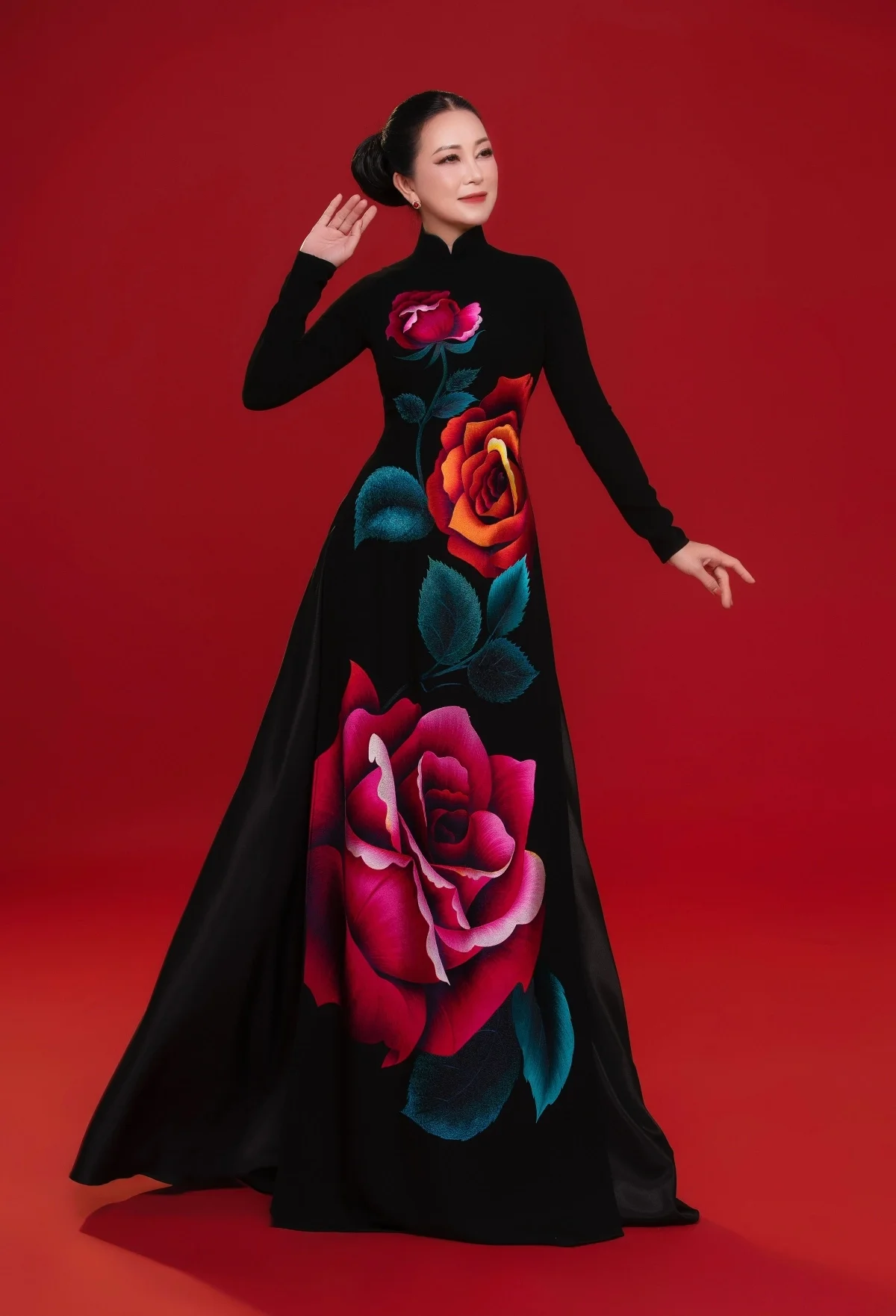 Quynh Hoa and Huong Thuy Showcase the Timeless Elegance of the Traditional Ao Dai