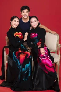 Quynh Hoa and Huong Thuy Showcase the Timeless Elegance of the Traditional Ao Dai - image 7