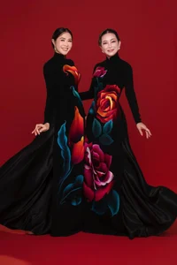Quynh Hoa and Huong Thuy Showcase the Timeless Elegance of the Traditional Ao Dai - image 4