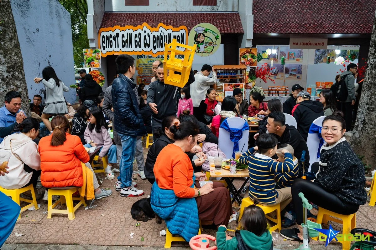 Crowds Swarm Popular Food Festival to Enjoy Free Samples and Culinary Delights