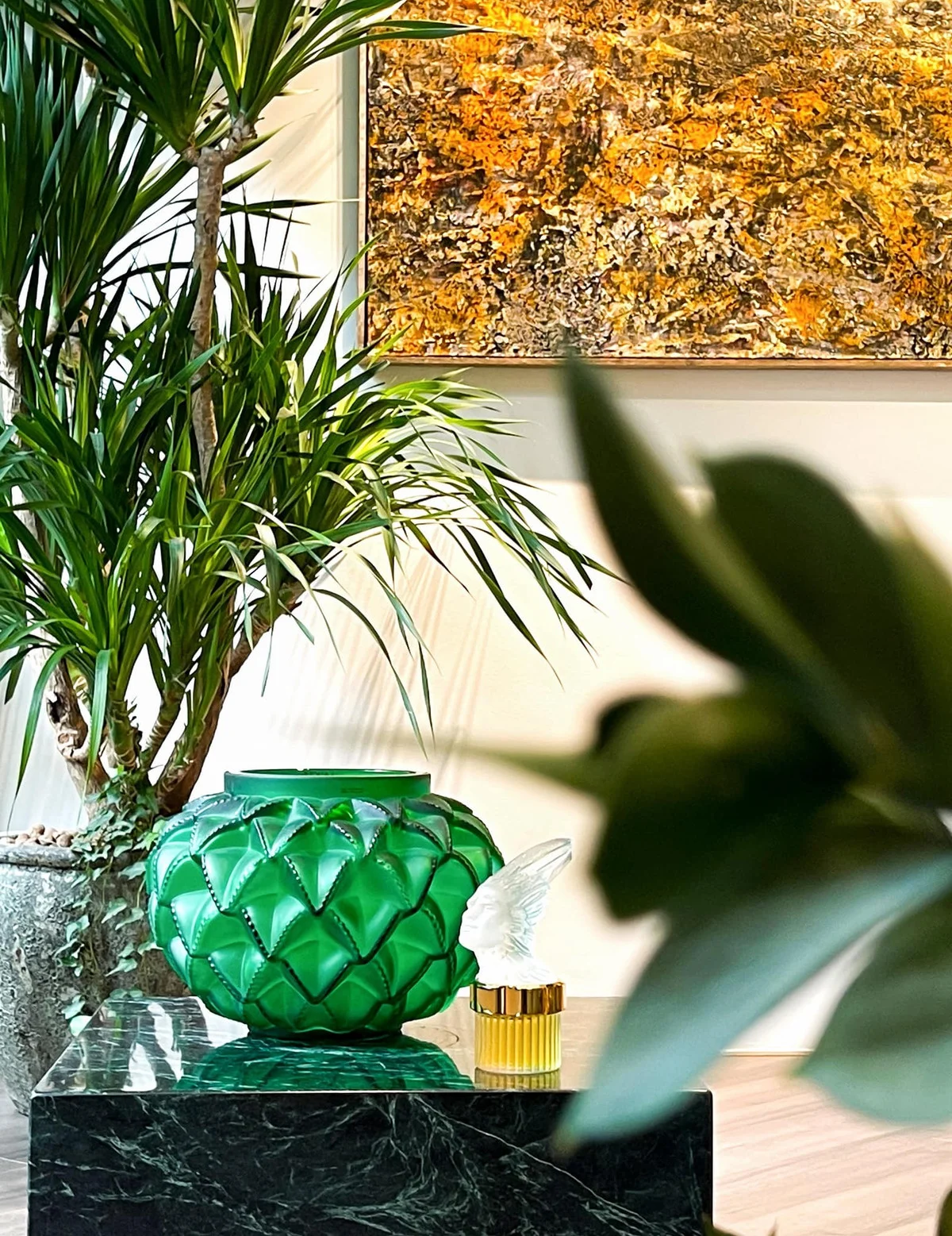 Inside a Prestigious High-Class Residence: Exploring the Sophisticated Living Space of a Renowned Media Personality
