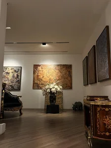 Inside a Prestigious High-Class Residence: Exploring the Sophisticated Living Space of a Renowned Media Personality - image 11