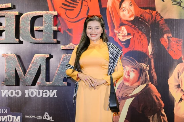 Midu Radiates Elegance on the Red Carpet Supporting Kieu Trinh