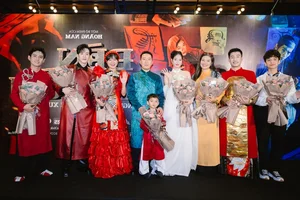 Midu Radiates Elegance on the Red Carpet Supporting Kieu Trinh - image 9