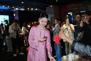 Midu Radiates Elegance on the Red Carpet Supporting Kieu Trinh - image 3