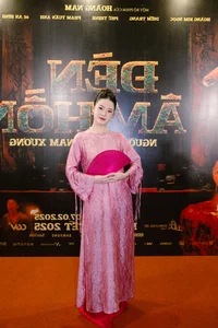 Midu Radiates Elegance on the Red Carpet Supporting Kieu Trinh - image 8