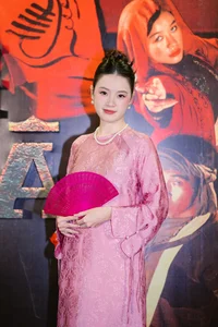 Midu Radiates Elegance on the Red Carpet Supporting Kieu Trinh - image 2