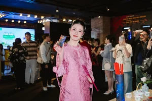 Midu Radiates Elegance on the Red Carpet Supporting Kieu Trinh - image 5