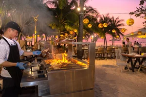 Gourmet Christmas Menu: Serving the Perfect Roasted Turkey and Luxury King Crab - image 9