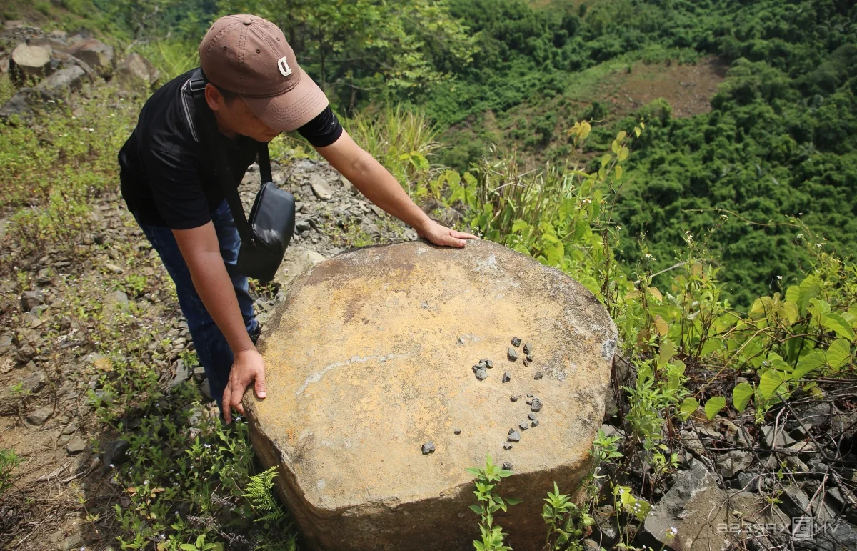 Rare Columnar Basalt Rock Formations Discovered During Road Construction in Quang Nam, Vietnam