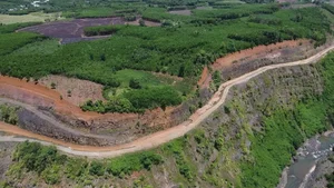 Rare Columnar Basalt Rock Formations Discovered During Road Construction in Quang Nam, Vietnam - image 2