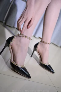 Urban Night Elegance: Featuring IESS Model Er Ba in Thinking of You at Night - image 30