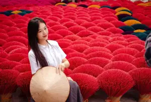 Discover Quang Phu Cau Incense Village: Vibrant Red Hue Draws Tourists Near Hanoi - image 9