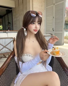 Stunning Korean Fashion Trends: Deep-Cut Styles and Curvy Aesthetic Inspiration - image 5