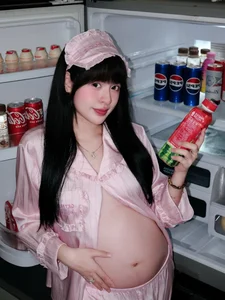 Tran Thanh Tam 'Hot Girl Trung Ran' Shares Heartwarming Maternity Kitchen Photoshoot - image 4