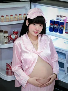 Tran Thanh Tam 'Hot Girl Trung Ran' Shares Heartwarming Maternity Kitchen Photoshoot - image 6