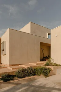 Creative Architecture: A Stunning One-Story Home Built on a Challenging Triangular Plot - image 2