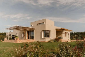 Creative Architecture: A Stunning One-Story Home Built on a Challenging Triangular Plot - image 9